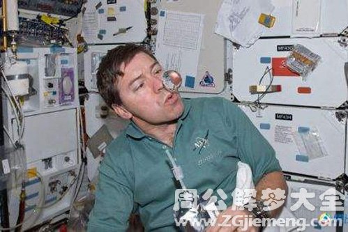 梦见宇航员喝水是什么意思？