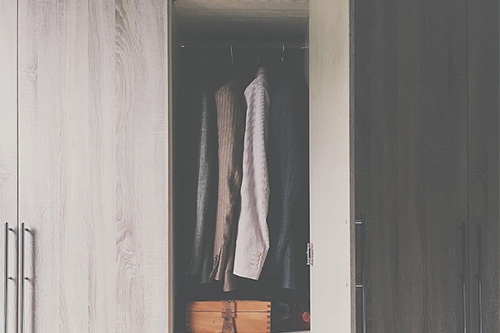 梦见衣柜里很多衣服是什么意思？